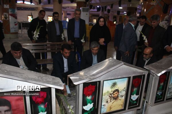 عطر افشانی و غبار روبی قبور مطهر شهدای فرهنگی و دانش‌آموز بوشهر
