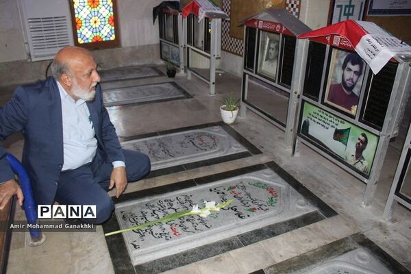 عطر افشانی و غبار روبی قبور مطهر شهدای فرهنگی و دانش‌آموز بوشهر