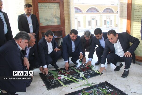 عطر افشانی و غبار روبی قبور مطهر شهدای فرهنگی و دانش‌آموز بوشهر