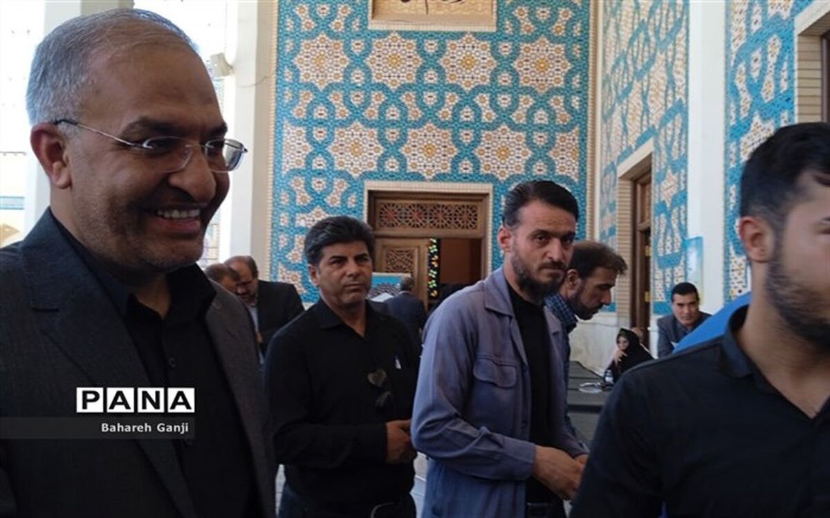 برپایی میز خدمت آموزش و پرورش فارس در حاشیه نماز جمعه  در حرم شاهچراغ (ع)