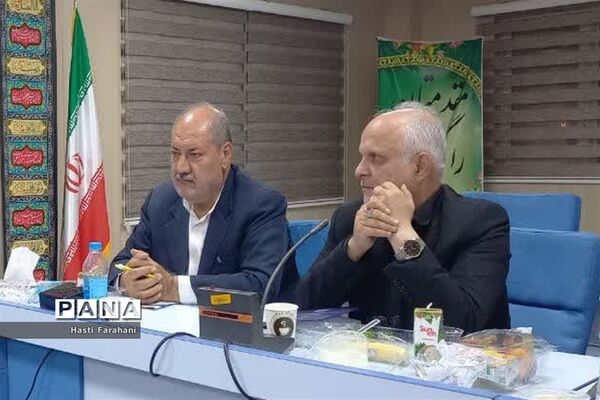 نشست صمیمانه فرماندار و بخشدار شهرستان‌قرچک با خبرنگاران و اصحاب رسانه
