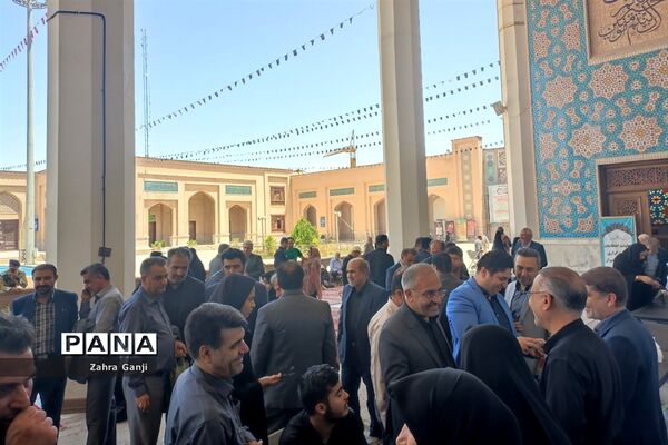 استقبال مردم از میز خدمت آموزش و پرورش فارس در حاشیه نماز جمعه