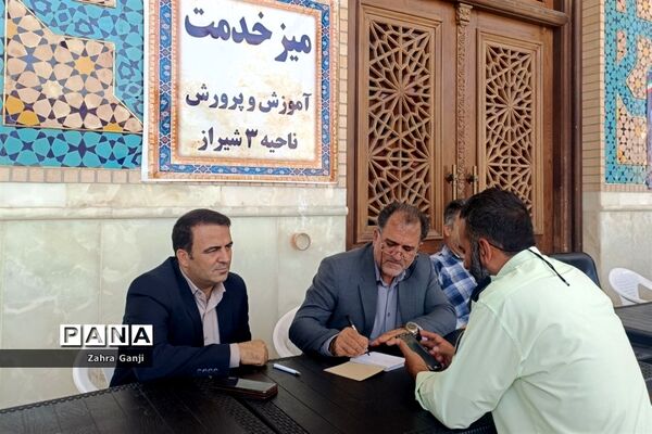 استقبال مردم از میز خدمت آموزش و پرورش فارس در حاشیه نماز جمعه