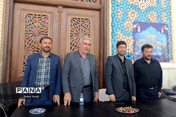 استقبال مردم از میز خدمت آموزش و پرورش فارس در حاشیه نماز جمعه