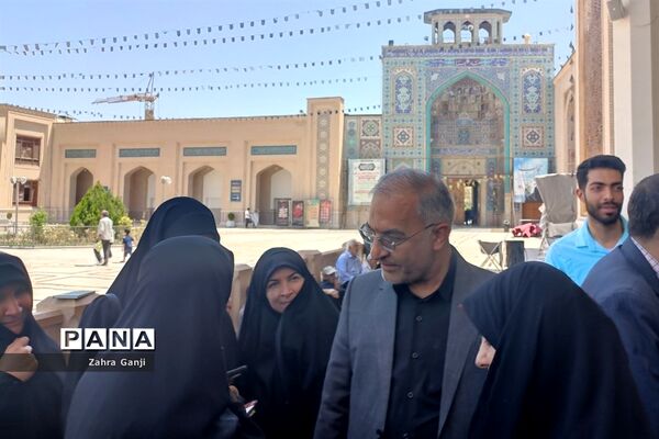 استقبال مردم از میز خدمت آموزش و پرورش فارس در حاشیه نماز جمعه