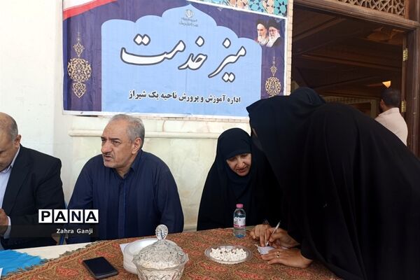 استقبال مردم از میز خدمت آموزش و پرورش فارس در حاشیه نماز جمعه