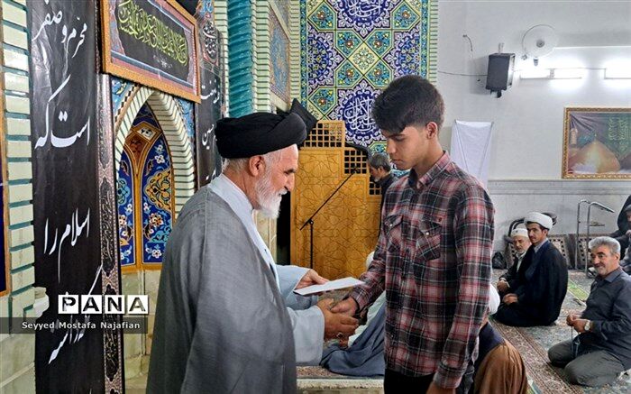 بوسیدن دست مادر و تکریم جایگاه پدر، تجلی اخلاق و ادب "مهدی نیکوکار" است