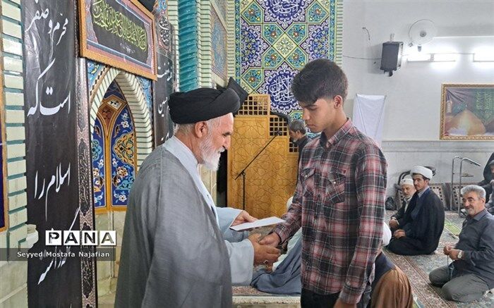 بوسیدن دست مادر و تکریم جایگاه پدر، تجلی اخلاق و ادب "مهدی نیکوکار" است