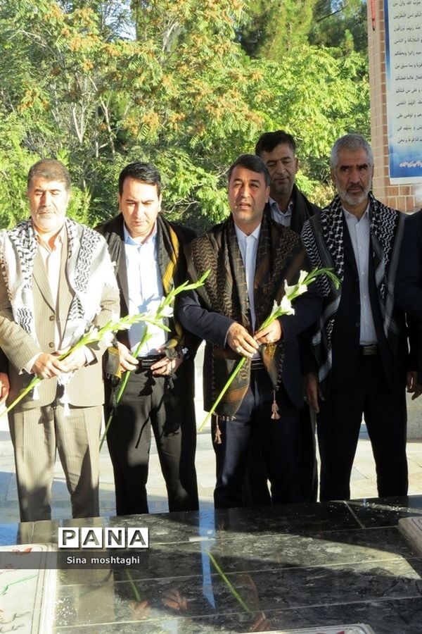 آیین عطر‌ افشانی و گل افشانی مزار شهدای مدافع حرم در شهرستان بجنورد