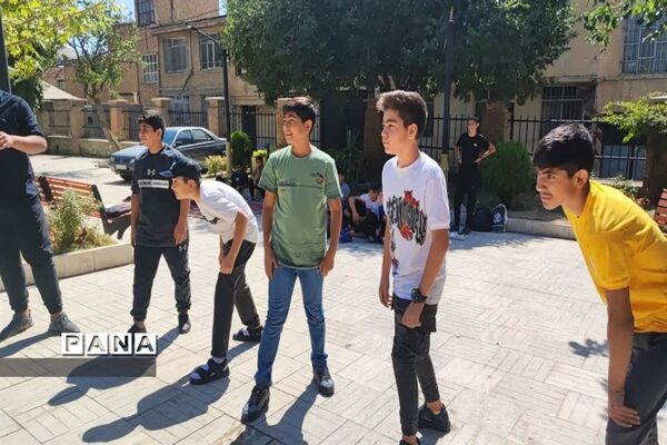 بازی‌های گروهی در اردوهای پسران مثبت هشتادیا در رودهن