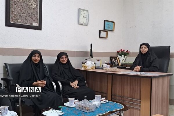 تجلیل مدیرکانون امام خمینی(ره) شهرستان سمنان از خبرنگاران پانا