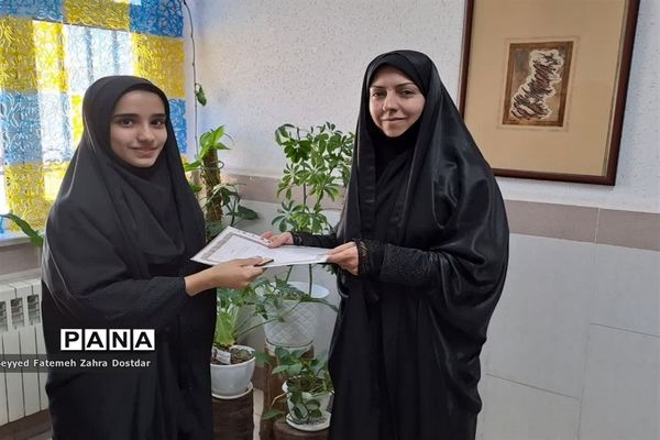 تجلیل مدیرکانون امام خمینی(ره) شهرستان سمنان از خبرنگاران پانا