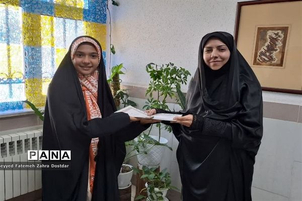 تجلیل مدیرکانون امام خمینی(ره) شهرستان سمنان از خبرنگاران پانا