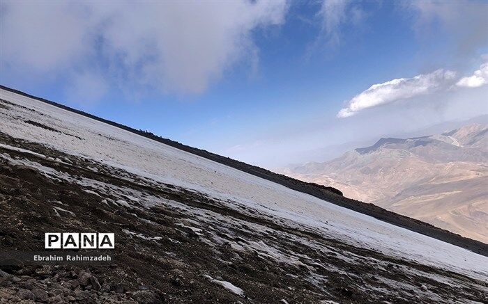 چراغ قرمز مقابل کوهنوردان تهرانی
