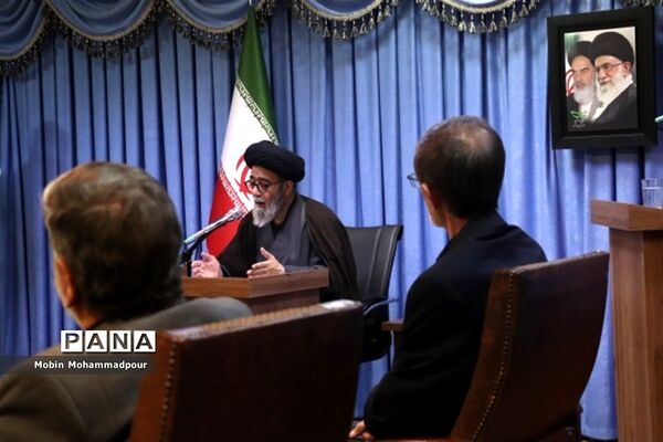 دیدار جمعی از عکاسان با نماینده ولی فقیه در آذربایجان شرقی