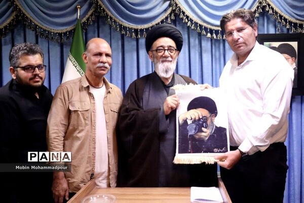 دیدار جمعی از عکاسان با نماینده ولی فقیه در آذربایجان شرقی