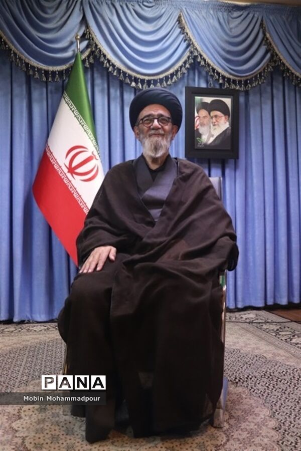 دیدار جمعی از عکاسان با نماینده ولی فقیه در آذربایجان شرقی