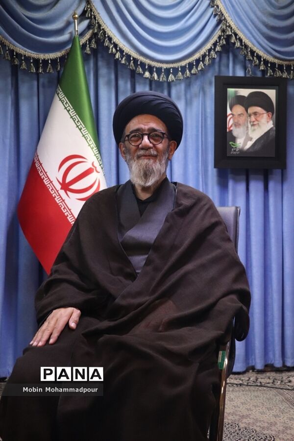 دیدار جمعی از عکاسان با نماینده ولی فقیه در آذربایجان شرقی