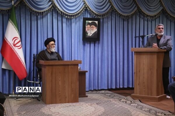 دیدار جمعی از عکاسان با نماینده ولی فقیه در آذربایجان شرقی