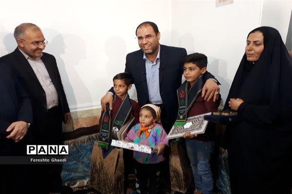 حضور وزیرآموزش و پرورش در منزل دانش‌آموز شجاع حادثه تروریستی شاهچراغ (ع)