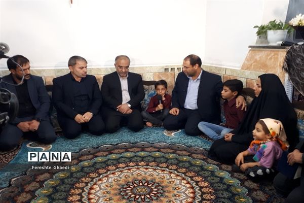 حضور وزیرآموزش و پرورش در منزل دانش‌آموز شجاع حادثه تروریستی شاهچراغ (ع)