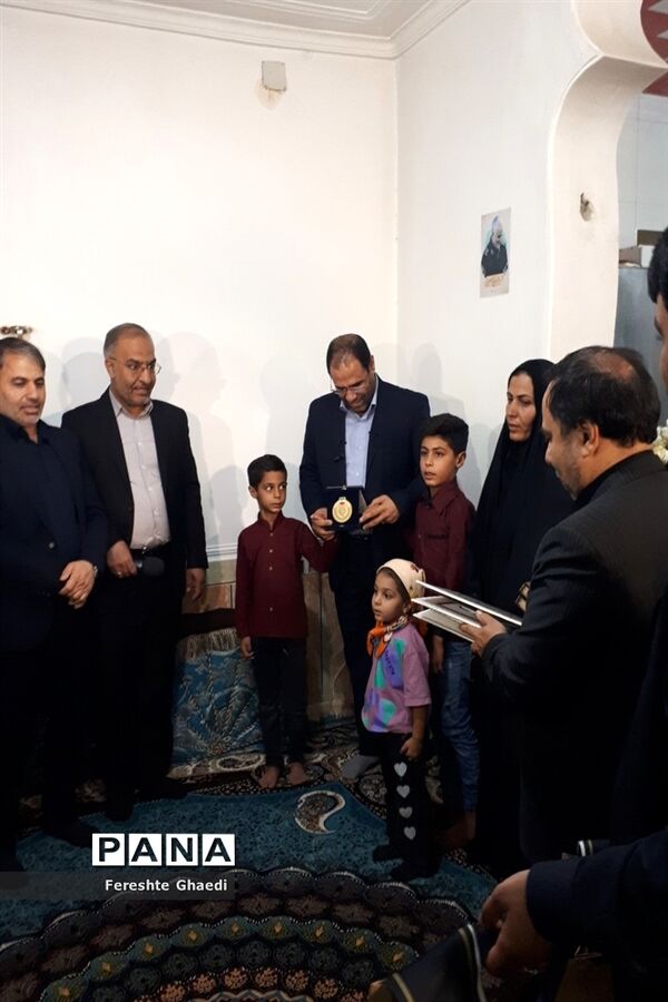 حضور وزیرآموزش و پرورش در منزل دانش‌آموز شجاع حادثه تروریستی شاهچراغ (ع)