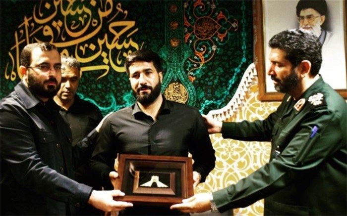 اعطای نشان آزادی ملت ایران به قهرمان شاهچراغ