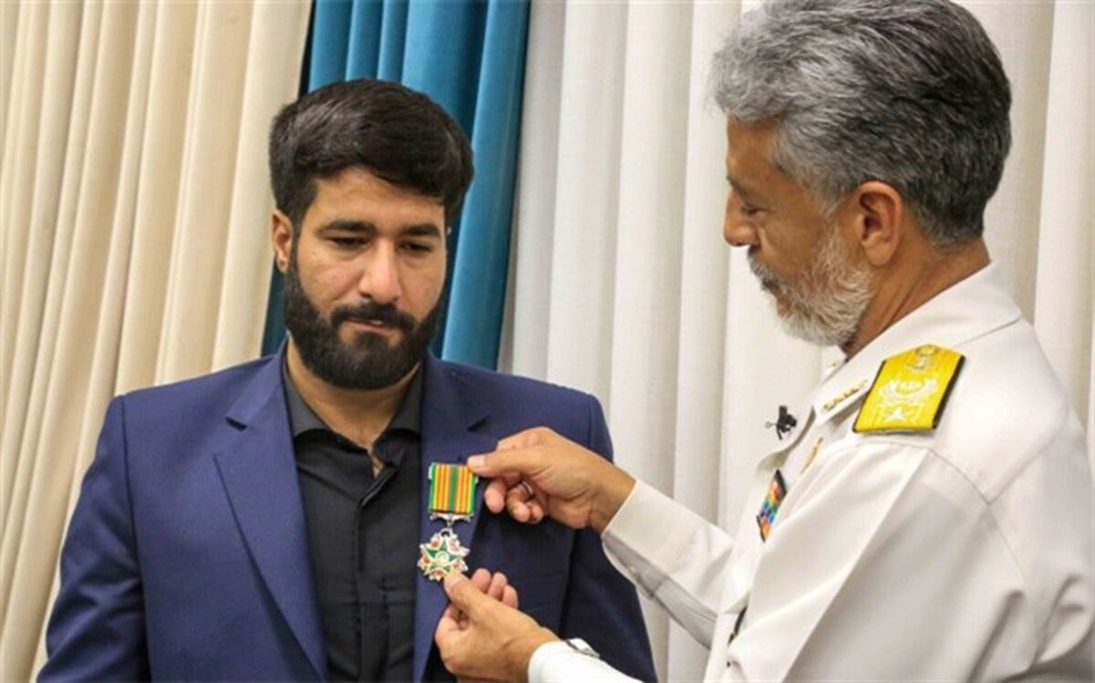 نشان فداکاری ارتش به فرزاد بادپا خادم حرم شاهچراغ (ع) اهدا شد
