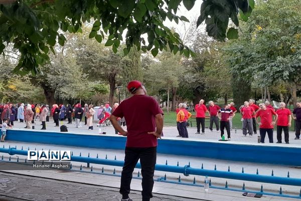 ورزش همگانی با حضور جمعی از مردم در بوستان ملت مشهد