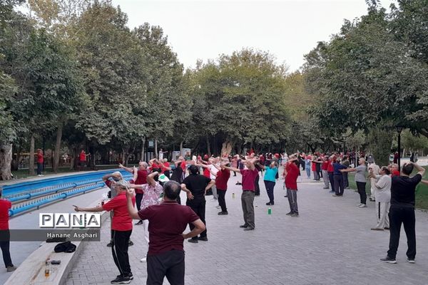 ورزش همگانی با حضور جمعی از مردم در بوستان ملت مشهد