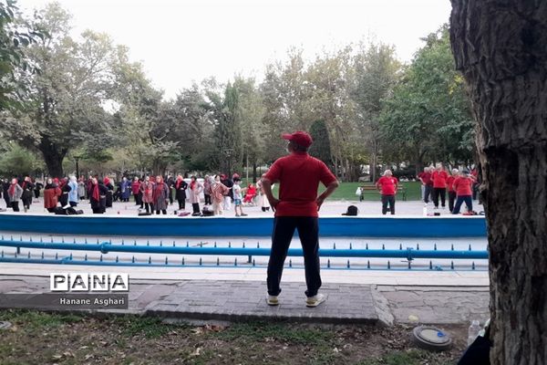 ورزش همگانی با حضور جمعی از مردم در بوستان ملت مشهد
