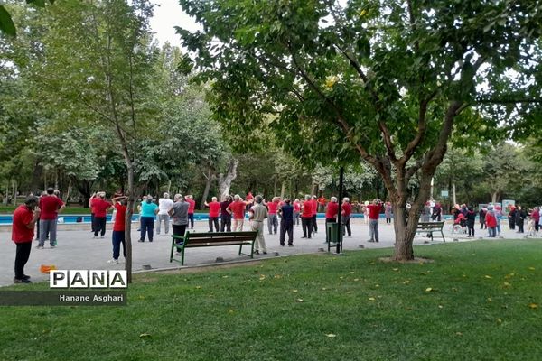 ورزش همگانی با حضور جمعی از مردم در بوستان ملت مشهد