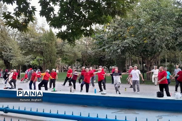 ورزش همگانی با حضور جمعی از مردم در بوستان ملت مشهد