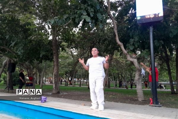 ورزش همگانی با حضور جمعی از مردم در بوستان ملت مشهد