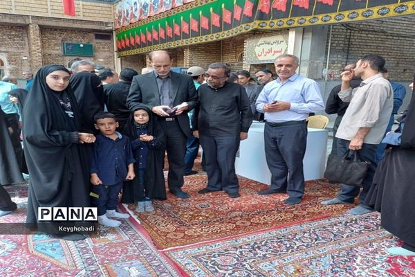 اقامه نماز جمعه با حضور مدیر کل آموزش و پرورش استان اصفهان