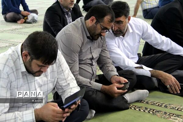 میزخدمت ادارات در میعادگاه نماز جمعه شهرکرد