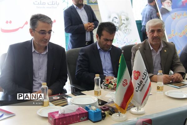 میزخدمت ادارات در میعادگاه نماز جمعه شهرکرد