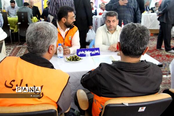 میزخدمت ادارات در میعادگاه نماز جمعه شهرکرد