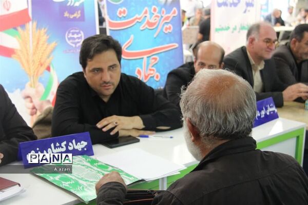 میزخدمت ادارات در میعادگاه نماز جمعه شهرکرد