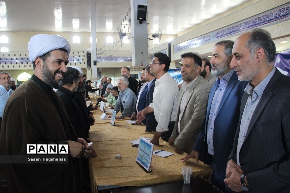 برگزاری  نماز جمعه شهرستان اسلامشهر و برپایی میزخدمت به مناسبت هفته دولت
