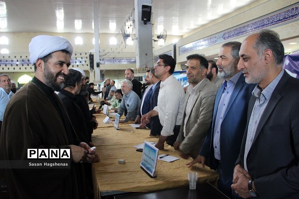 برگزاری  نماز جمعه شهرستان اسلامشهر و برپایی میزخدمت به مناسبت هفته دولت