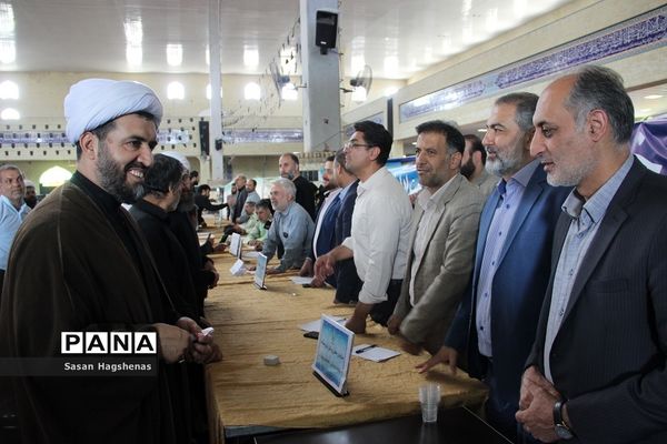 برگزاری  نماز جمعه شهرستان اسلامشهر و برپایی میزخدمت به مناسبت هفته دولت