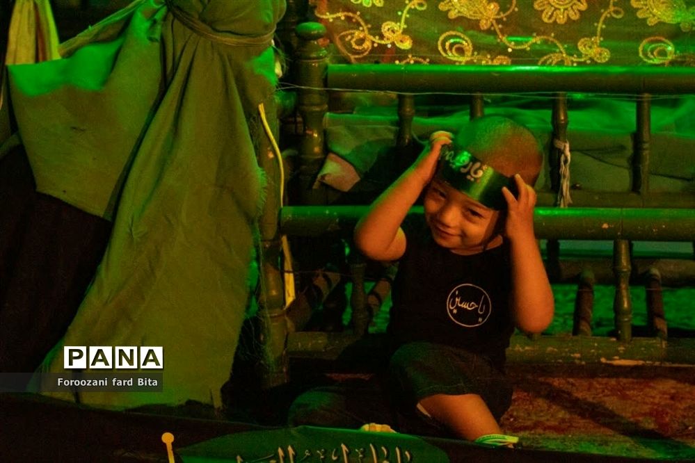 گوشه‌ای از حضور کودکان در عزاداری حضرت رقیه(س) در کانون ملی امام خمینی(ره) اردکان