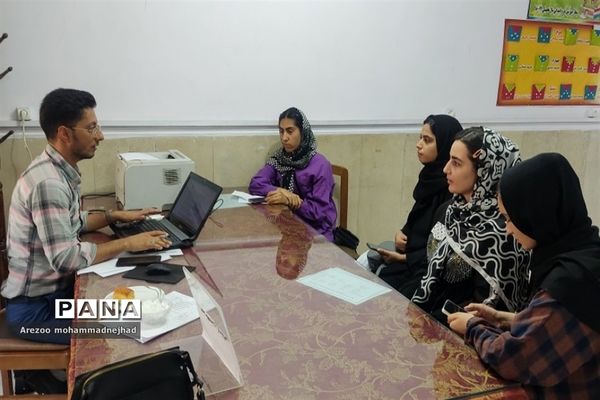 حضور داوطلبان انتخاب رشته کنکور ۱۴٠۲ در پایگاه انتخاب رشته آموزش و پرورش شهرستان قرچک