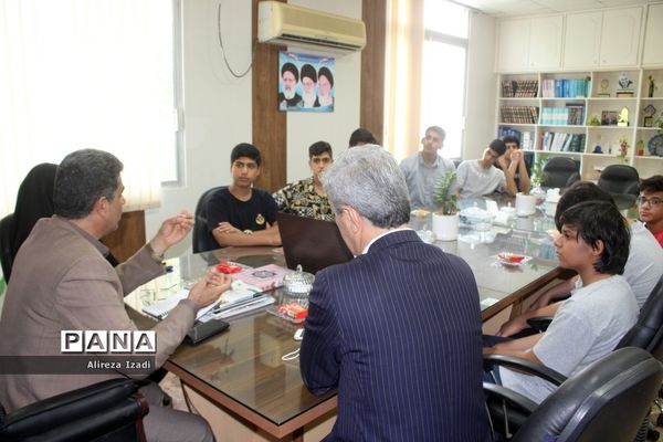 نشست معاون پرورشی و فرهنگی آموزش و پرورش استان بوشهر با دانش‌آموزان دبیرستان جواد الائمه