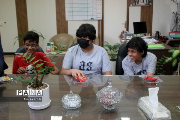 نشست معاون پرورشی و فرهنگی آموزش و پرورش استان بوشهر با دانش‌آموزان دبیرستان جواد الائمه