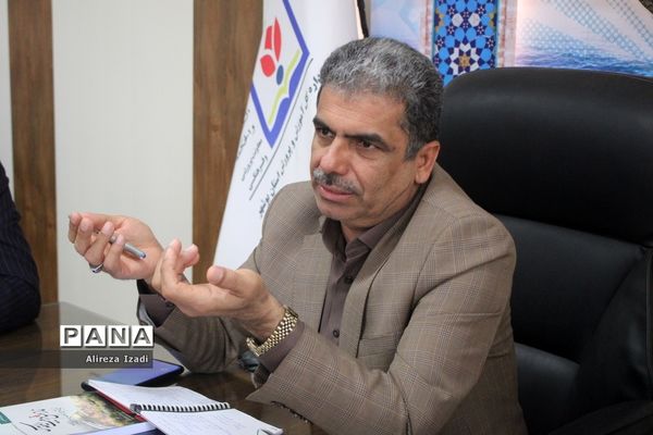 نشست معاون پرورشی و فرهنگی آموزش و پرورش استان بوشهر با دانش‌آموزان دبیرستان جواد الائمه