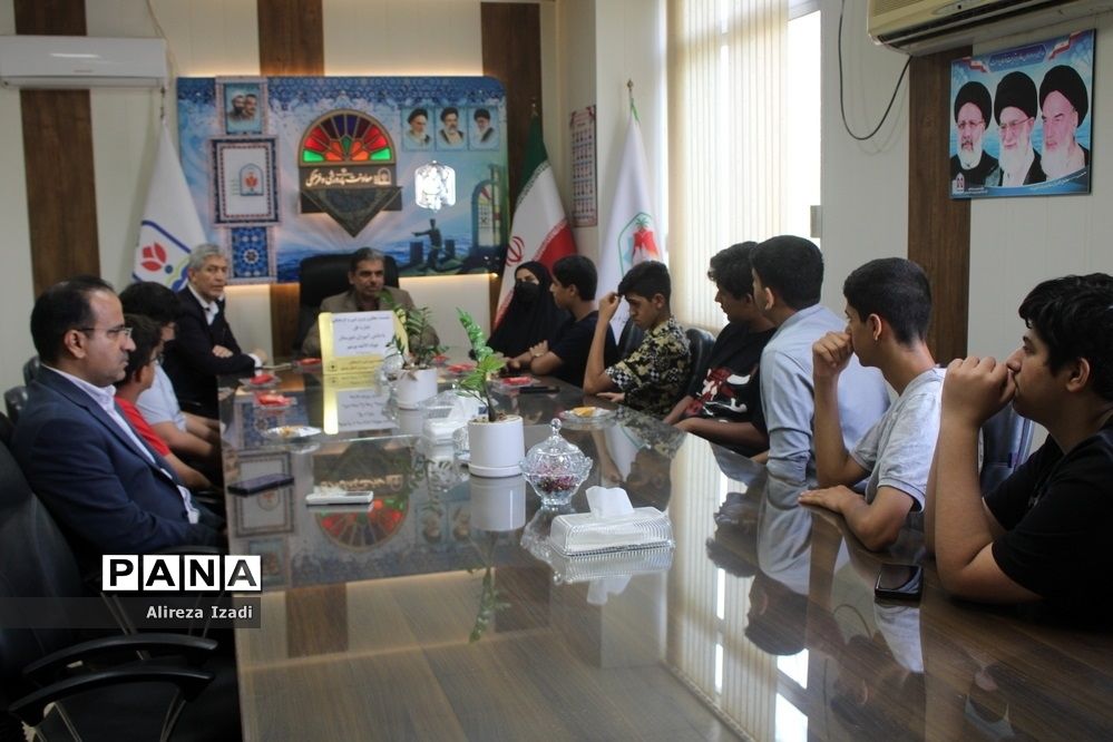 نشست معاون پرورشی و فرهنگی آموزش و پرورش استان بوشهر با دانش‌آموزان دبیرستان جواد الائمه