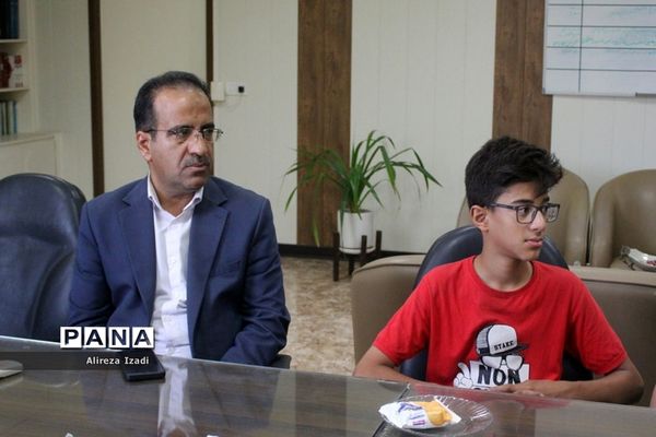 نشست معاون پرورشی و فرهنگی آموزش و پرورش استان بوشهر با دانش‌آموزان دبیرستان جواد الائمه