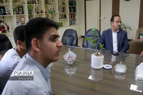 نشست معاون پرورشی و فرهنگی آموزش و پرورش استان بوشهر با دانش‌آموزان دبیرستان جواد الائمه